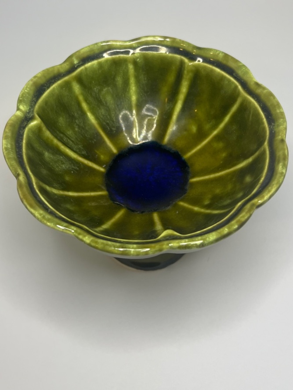 913 USA Pottery Vintage Green Ceramic Flower Bowl with Deep Blue Center